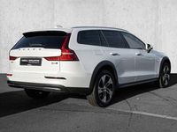Gebraucht Volvo V60 CC Plus 197 PS (144 kW) 2023 Crystal white pearl / metallic Kombi