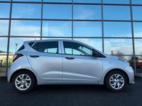 Gebraucht Hyundai i10 Basis 67 PS (49 kW) 2017 Silber Kleinwagen
