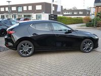 Neu Mazda 3 Nagisa 140 PS (102 kW) 2025 Schwarz (jet black metallic) Limousine