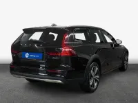 Gebraucht Volvo V60 CC Plus 197 PS (144 kW) 2023 Onyx schwarzmetallic Kombi