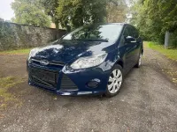 Usado Ford Focus Ambiente 101 CV (74 kW) 2014 Azul Berlina
