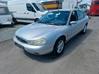 Usado Ford Mondeo 90 CV (66 kW) 1997 Plateado Berlina