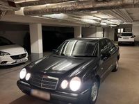 Gebraucht Mercedes E230 140 PS (102 kW) 1995 Schwarz Limousine
