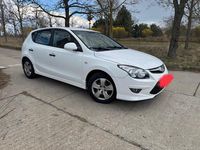 Gebraucht Hyundai i30 109 PS (80 kW) 2011 Weiß Kleinwagen
