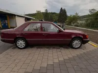 Używany Mercedes E220 150 KM (110 kW) 1993 Czerwony Sedan/Limuzyna
