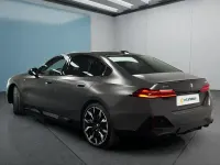 Gebraucht BMW 550 489 PS (359 kW) 2025 Grau Limousine