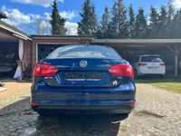 Gebraucht VW Jetta Life 122 PS (89 kW) 2012 Blau Limousine