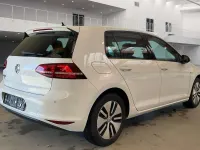 Gebraucht VW e-Golf 85 kW (116 PS) 2016 Pure white Kleinwagen