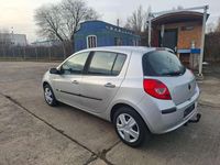 Gebraucht Renault Clio II Dynamique 111 PS (81 kW) 2006 Platingrau Kleinwagen