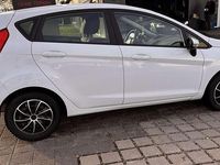 Gebraucht Ford Fiesta Celebration 101 PS (74 kW) 2017 Weiß Kleinwagen