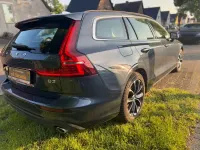 Gebraucht Volvo V60 Momentum 163 PS (119 kW) 2022 Blau Kombi