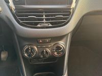 Gebraucht Peugeot 2008 Active 110 PS (80 kW) 2015 Schwarz SUV