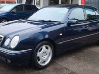 Gebraucht Mercedes E240 170 PS (125 kW) 1998 Blau Limousine