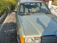 Gebraucht Mercedes E230 136 PS (100 kW) 1984 Grün Limousine