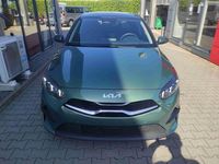 Neu Kia Ceed Platinum 140 PS (102 kW) 2025 Experience grün Kleinwagen