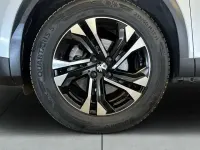 Gebraucht Peugeot e-2008 Allure 100 kW (136 PS) 2022 Weiß perlglänzend (metallic) SUV