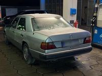 Gebraucht Mercedes E220 150 PS (110 kW) 1992 Silber Limousine