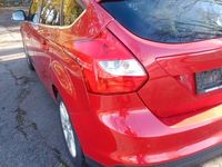 Gebraucht Ford Focus Trend 125 PS (91 kW) 2013 Rot Limousine