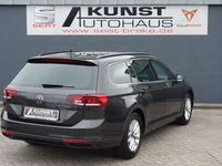 Gebraucht VW Passat 150 PS (110 kW) 2024 Grau Limousine