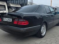 Gebraucht Mercedes E240 Elegance 170 PS (125 kW) 1999 Schwarz Limousine