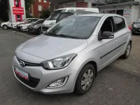 Gebraucht Hyundai i20 Classic 86 PS (63 kW) 2015 Licht silber Kleinwagen