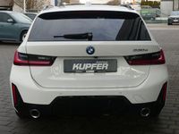 Gebraucht BMW 330e Performance 292 PS (214 kW) 2024 Alpinweiã 3 Kombi