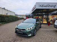 Gebraucht Kia Ceed Spirit 140 PS (102 kW) 2025 (exg) experience green met. Kleinwagen