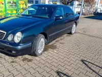Używany Mercedes E430 279 KM (205 kW) 2001 Czarny Sedan/Limuzyna
