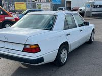 Gebraucht Mercedes 200 118 PS (86 kW) 1990 Weiß Limousine