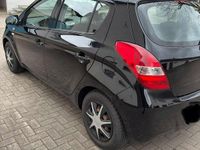 Gebraucht Hyundai i20 78 PS (57 kW) 2012 Schwarz Kleinwagen