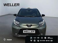 Gebraucht Toyota Aygo 72 PS (52 kW) 2023 Cardamon green / night sky black (schwarz) Kleinwagen
