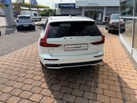 Gebraucht Volvo V60 Plus 197 PS (144 kW) 2024 Crystal white pearl / metalli Kombi