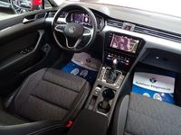 Gebraucht VW Passat 122 PS (89 kW) 2023 Rot Kombi