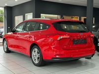 Używany Ford Focus Cool & Connect 125 KM (91 kW) 2021 Czerwony Kombi