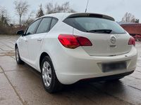 Second-hand Opel Astra 116 CP (85 kW) 2010 Alb Berlinǎ