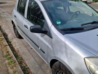 Gebraucht Renault Clio II 75 PS (55 kW) 2007 Silber Kleinwagen