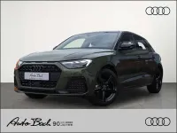 Neu Audi A1 Advanced Plus 95 PS (69 kW) 2026 Distriktgrün metallic mythossc SUV
