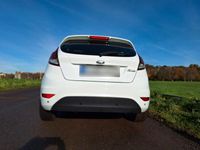Gebraucht Ford Fiesta 75 PS (55 kW) 2016 Weiß Kleinwagen