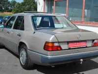 Gebraucht Mercedes E200 118 PS (86 kW) 1989 Silber Limousine