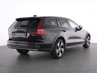 Gebraucht Volvo V60 CC Plus 197 PS (144 kW) 2023 Schwarz onyx black / metallic Kombi