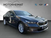 Gebraucht BMW 550e Performance 489 PS (359 kW) 2024 Sophistograu brillanteffekt Limousine