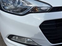 Gebraucht Hyundai i20 Passion 101 PS (74 kW) 2018 Weiß Limousine
