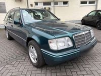 Gebraucht Mercedes E220 150 PS (110 kW) 1994 Grün Kombi