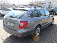 Gebraucht Skoda Superb Ambition 105 PS (77 kW) 2011 Platin grau metallic Kombi