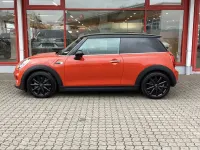 Gebraucht Mini Cooper 136 PS (100 kW) 2019 Solaris orange metallic Kleinwagen