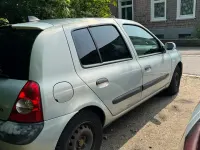 Używany Renault Clio II Authentique 75 KM (55 kW) 2003 Srebrny Hatchback