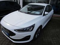 Gebraucht Ford Focus Titanium 125 PS (91 kW) 2022 Frost weiß Limousine