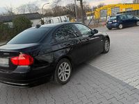 Gebraucht BMW 320 174 PS (127 kW) 2010 Schwarz Limousine