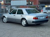 Używany Mercedes E500 320 KM (235 kW) 1993 Srebrny Sedan/Limuzyna