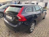 Gebraucht Volvo V60 Momentum 152 PS (111 kW) 2016 Blau Kombi